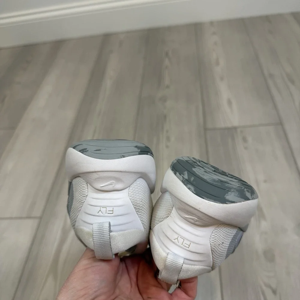 Nike IsoFly Sneaker Youth White Gray Basketball Shoes FN4384-100 Size 2Y